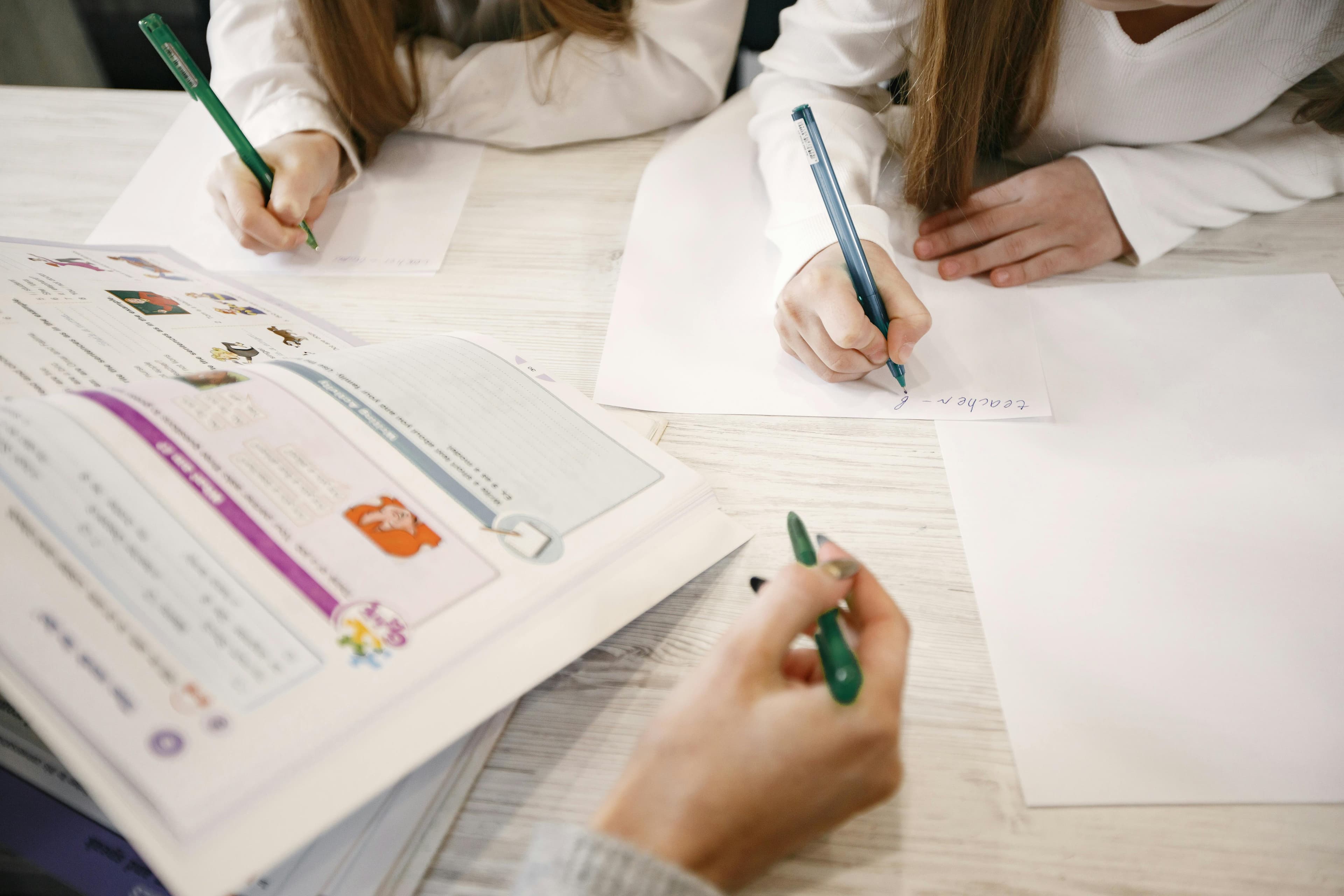 Temele pentru acasă îți stresează copilul? Un fost profesor și tată cere schimbări radicale, iar specialiștii explică riscurile reale