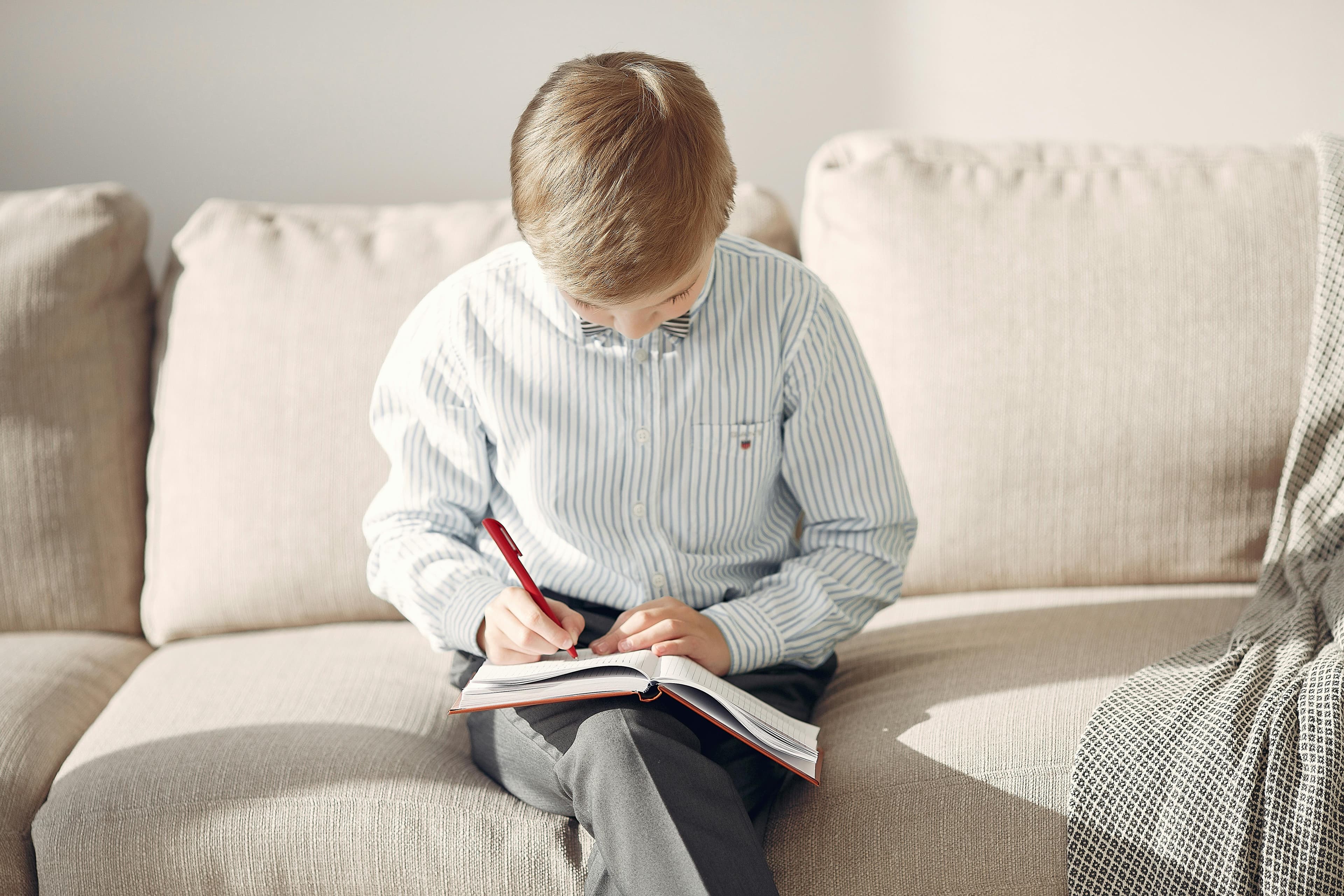 Câtă presiune poți să pui pe copilul tău pentru școală? Unde se oprește motivația și începe riscul