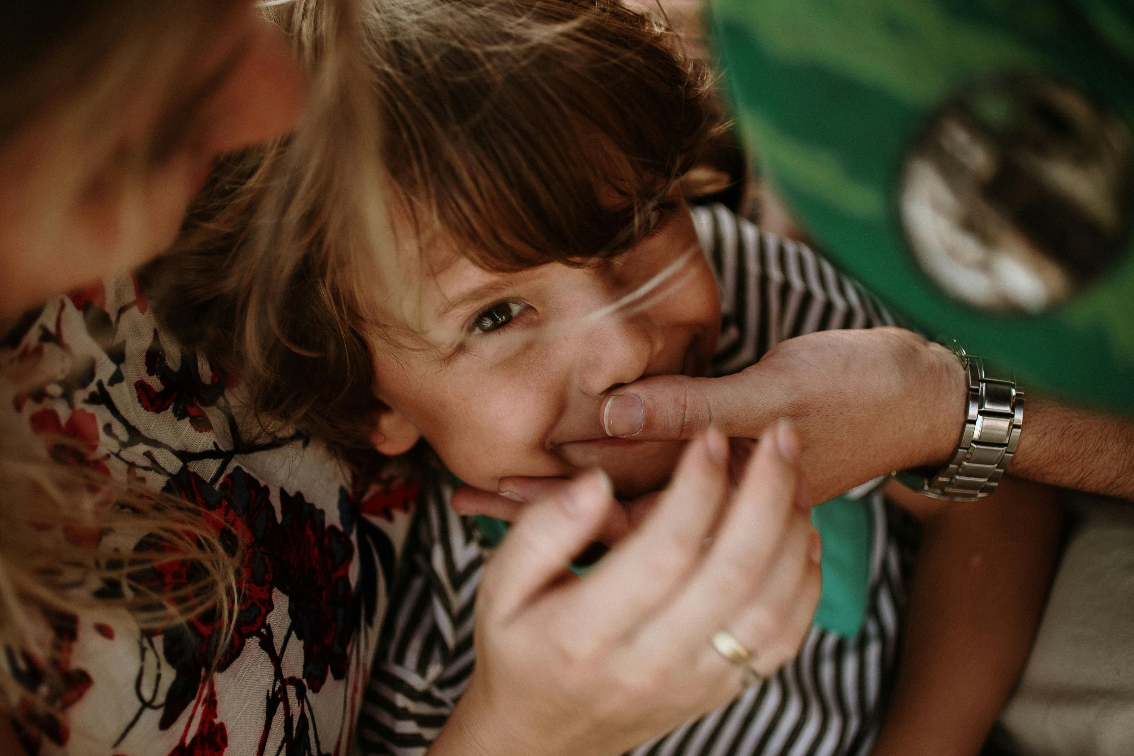 Eticheta pe care părinții bine intenționați o pun copiilor lor poate fi, de fapt, dăunătoare, avertizează psihologii specializați în dezvoltarea copilului