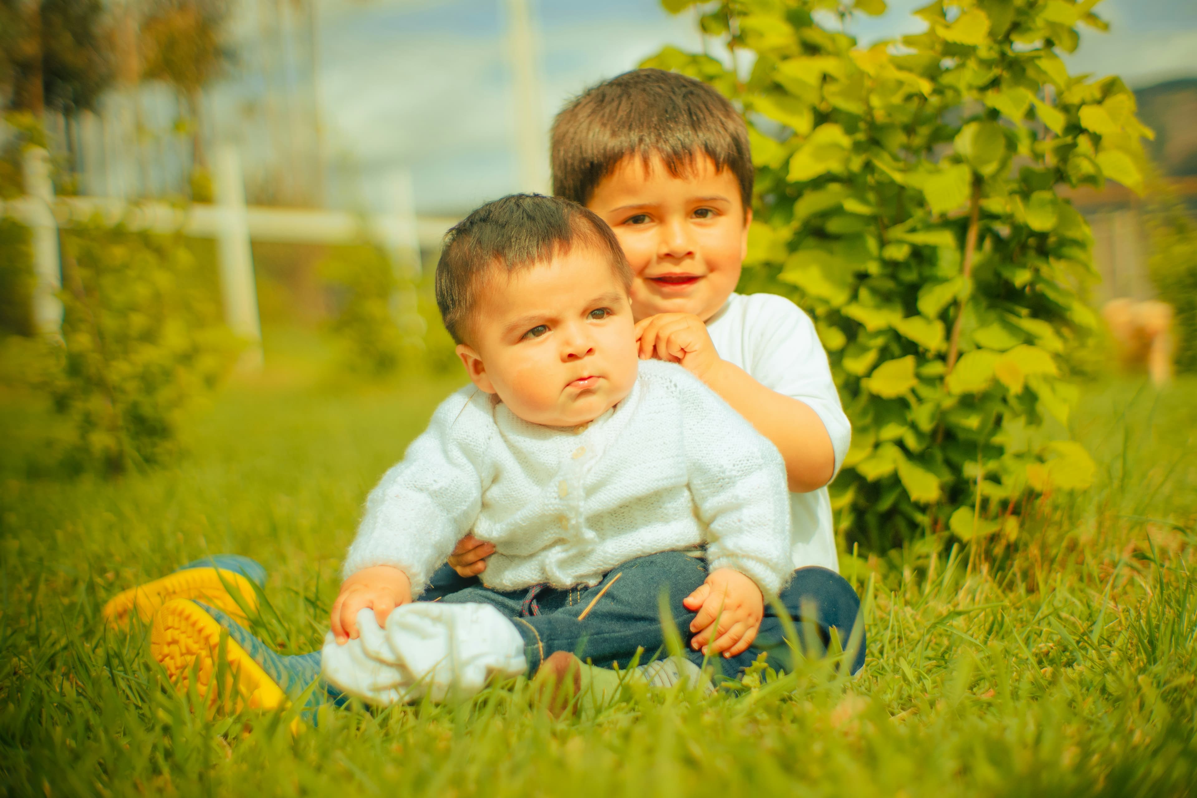 De ce părinții îl apără pe copilul care face cel mai puțin pentru ei? Ce arată studiile despre favoritism, vinovăție și nevoia de protecție