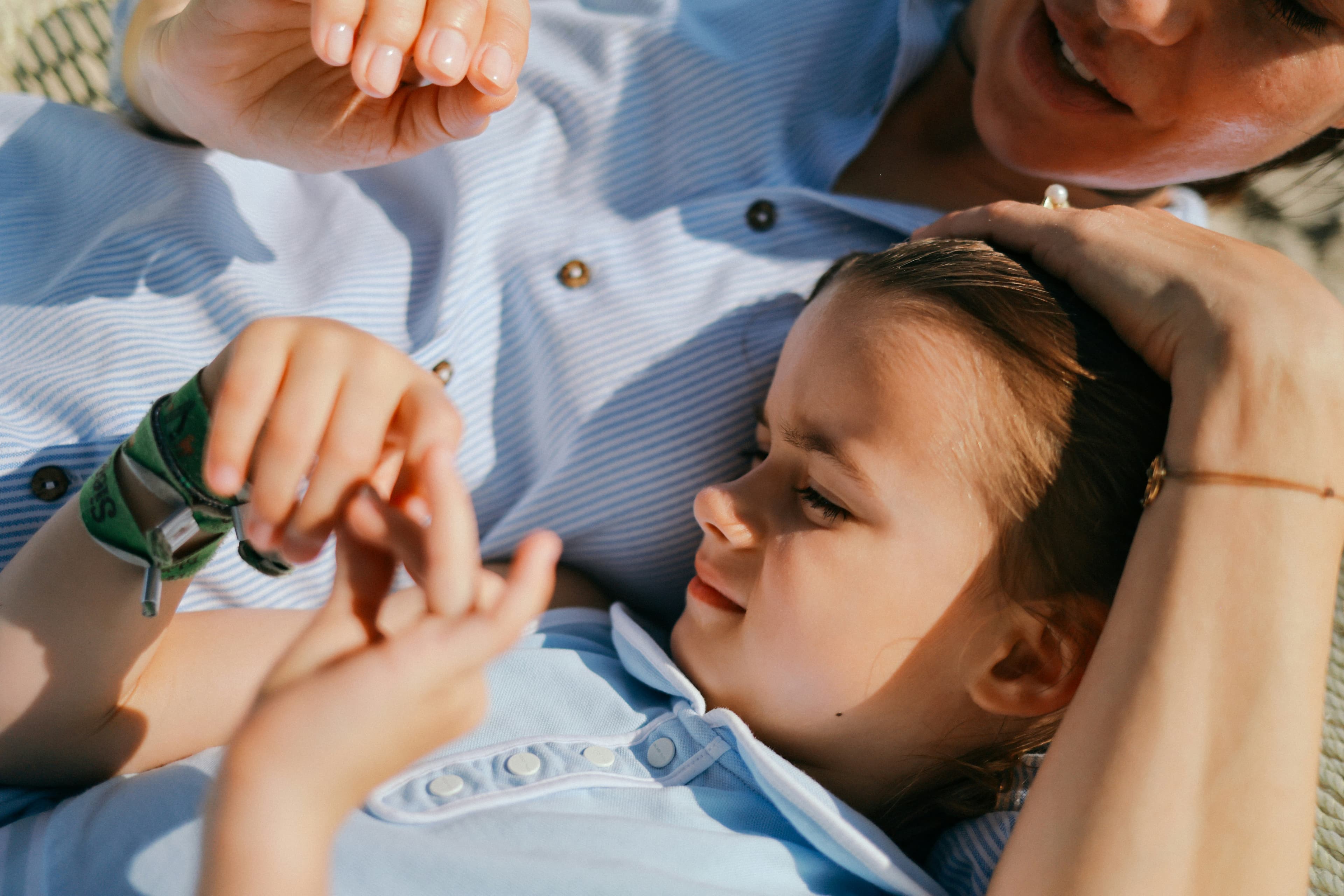 7 semne importante pe care mulți părinți le ignoră și care arată că parentingul blând poate deveni „people-pleasing” în viața de zi cu zi