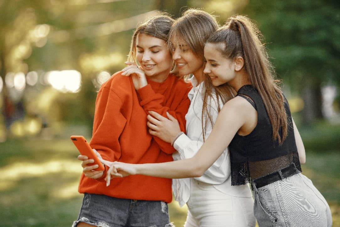 Generația FOMO: adolescenți copleșiți de viața celorlalți, mereu percepută ca fiind mai bună decât a lor