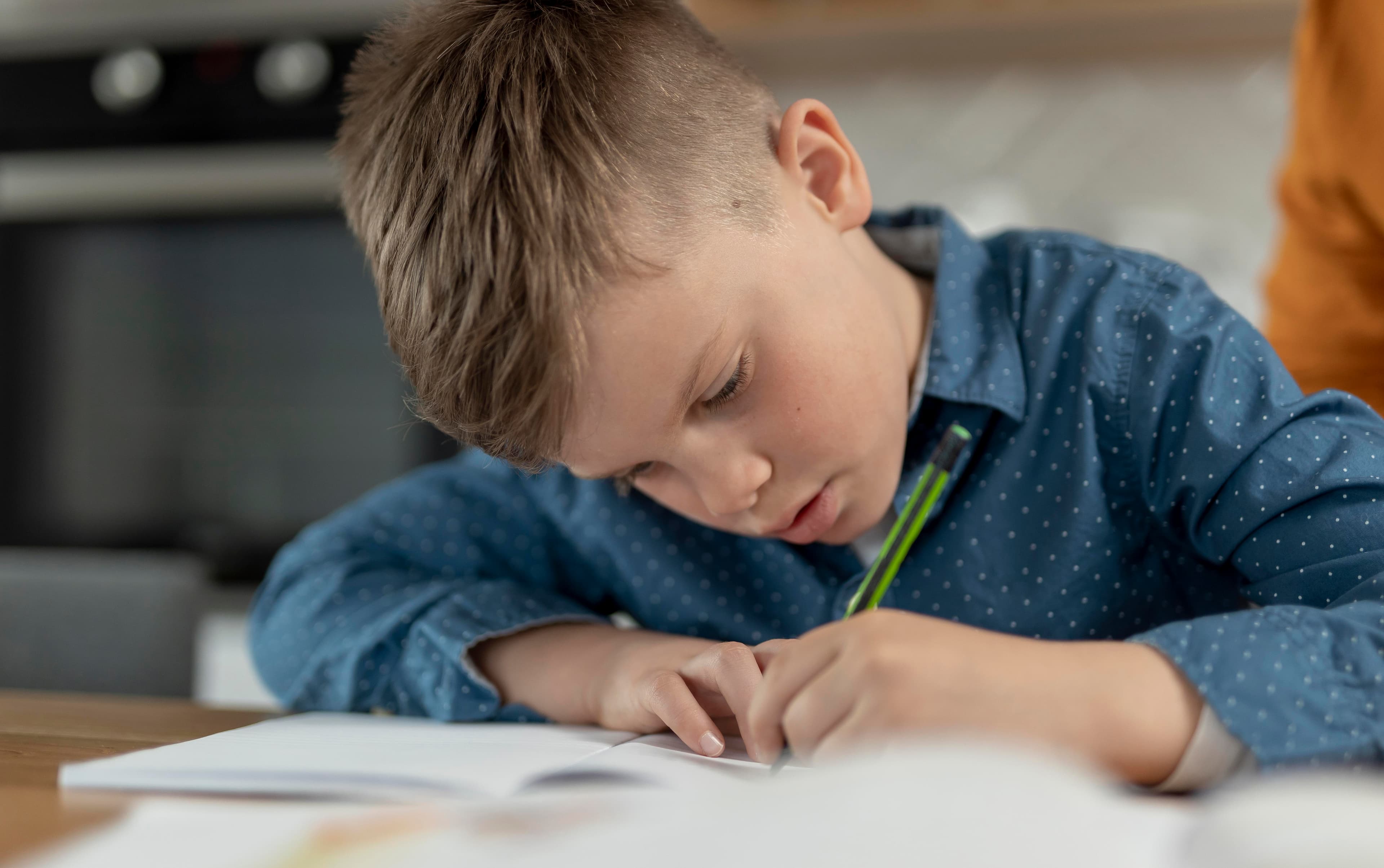 Au copiii noștri prea multe teme pentru acasă? Ce spun studiile, cum văd profesorii și părinții problema și cum s-au schimbat temele de-a lungul istoriei