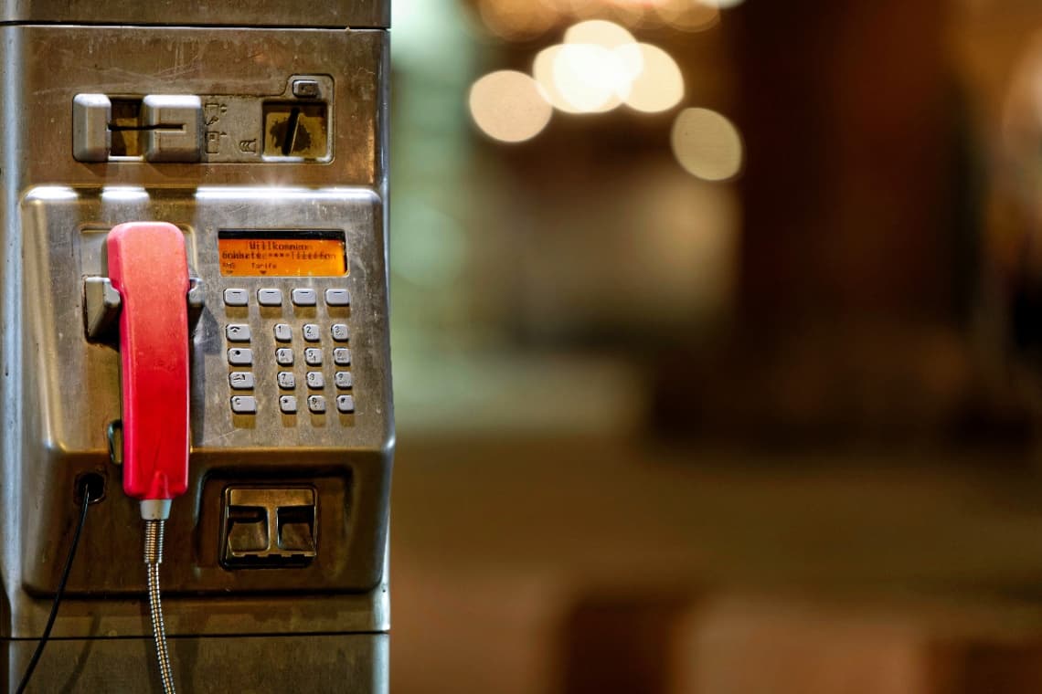Ce-ar fi dacă soluția pentru dependența copiilor de telefon mobil ar fi să reintroducem cabinele telefonice?