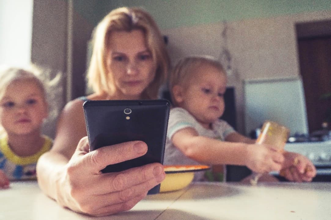 Partea ascunsă a grupurilor WhatsApp ale părinților care îi îngrijorează pe experți